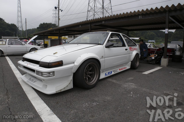 Or can anyone tell me the wheel specs and the AE86 below 
